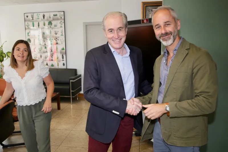 Educación estudiará la construcción de una cubierta para el patio de CEIP ‘San Pedro Apóstol’ de Arnuero