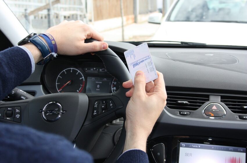 El Gobierno ofrece 200 euros de ayuda para facilitar la obtención del carnet de conducir a los jóvenes de 16 a 30 años