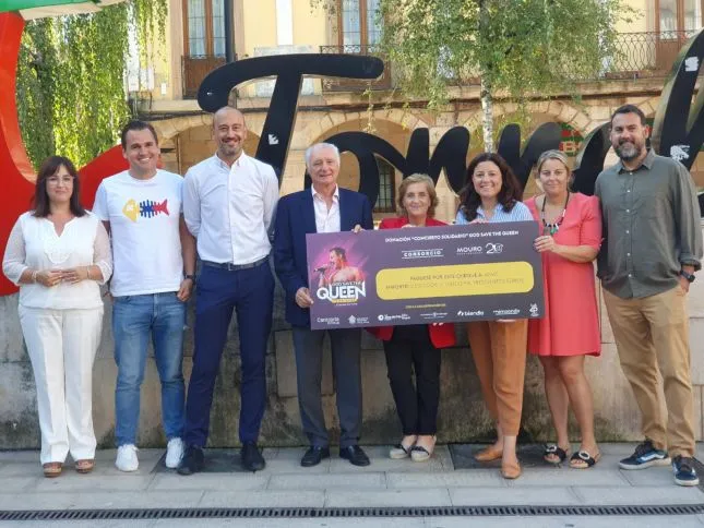 AMAT recibe el cheque con los 5.300 euros recaudados en el concierto ‘God Save The Queen’