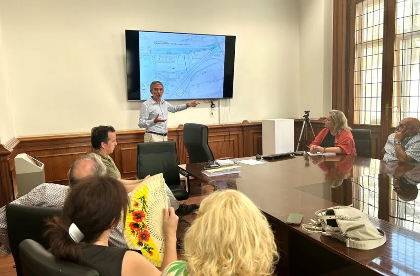 El Ayuntamiento traslada a los vecinos el compromiso de acometer el vial de Corcho