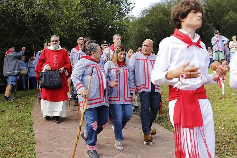 La presidenta de Cantabria se suma a la tradicional subida a San Cipriano