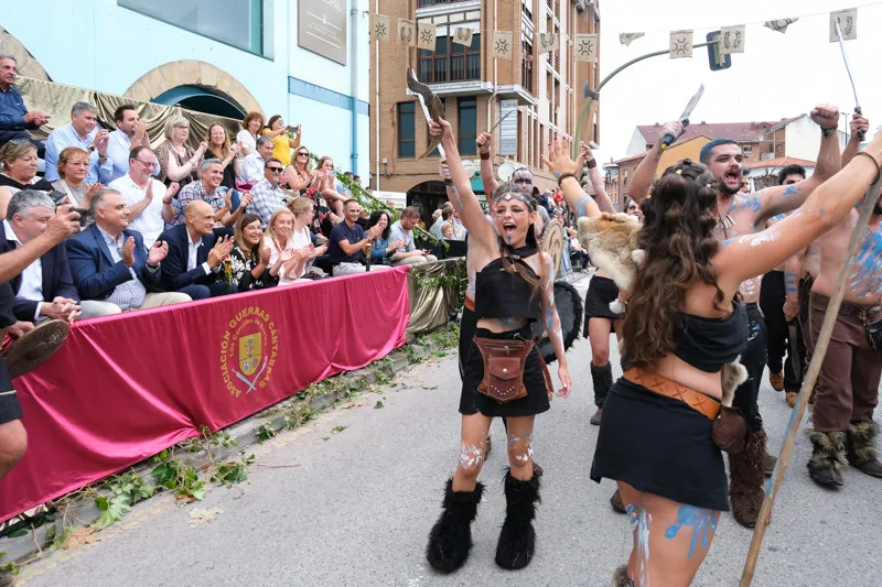 La presidenta Buruaga asiste al desfile general de las Guerras Cántabras