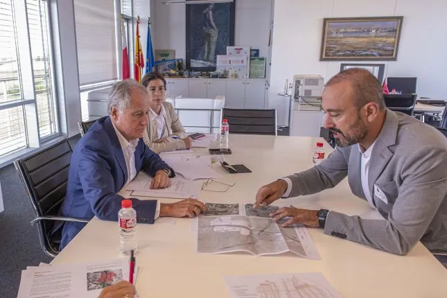 López Estrada satisfecho por la voluntad de colaboración expresada por el consejero de Industria y Comercio
