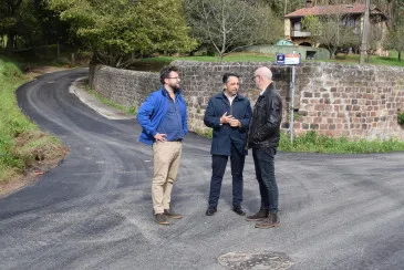  El Ayuntamiento de Piélagos  concluye los trabajos de asfaltado en los barrios de La Redonda y La Peña y en la subida al cementerio de Vioño