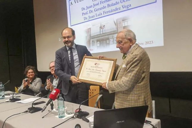 La Casa de Cultura acoge el nombramiento del doctor Fernández Teijeiro como ‘Escritor Vitalicio’ de la Sociedad Cántabra de Escritores