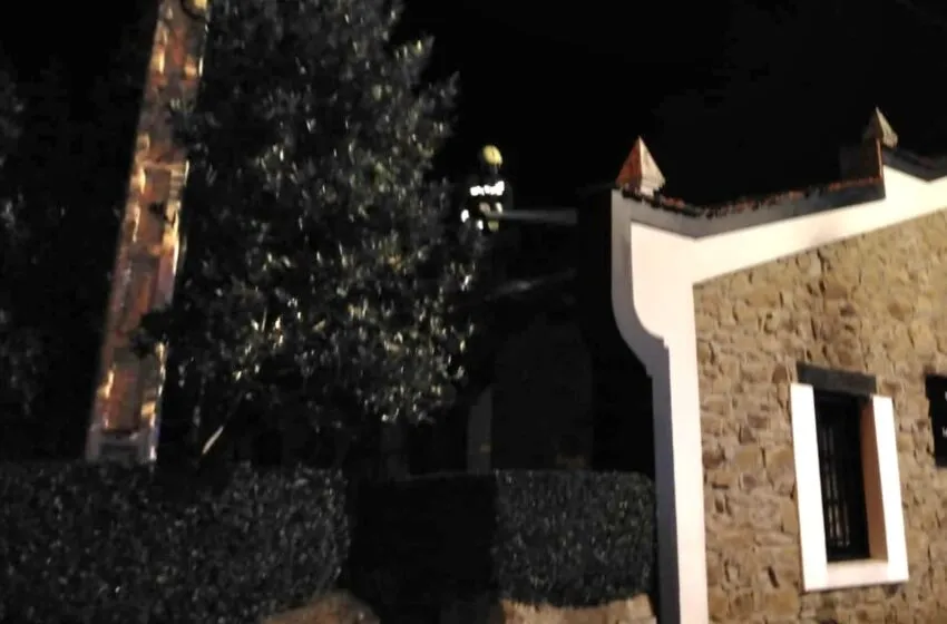 Bomberos del 112 extinguen un incendio en un restaurante de Liérganes