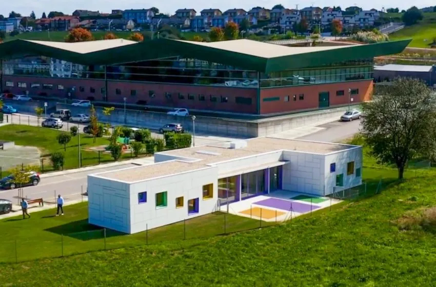 Polanco propone a la Consejería aplicar una construcción modular para agilizar la ampliación del centro de salud