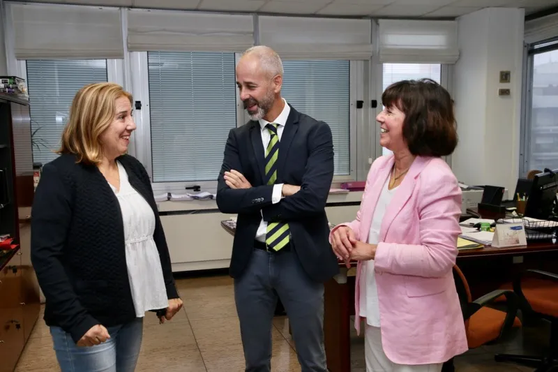  Educación y la Asociación de la Prensa de Cantabria colaborarán para conmemorar el 25 aniversario del proyecto  Interaulas