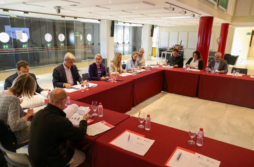 El Gobierno trabajará de manera conjunta con el sector en un nuevo decreto que regule las viviendas de uso turístico en Cantabria
