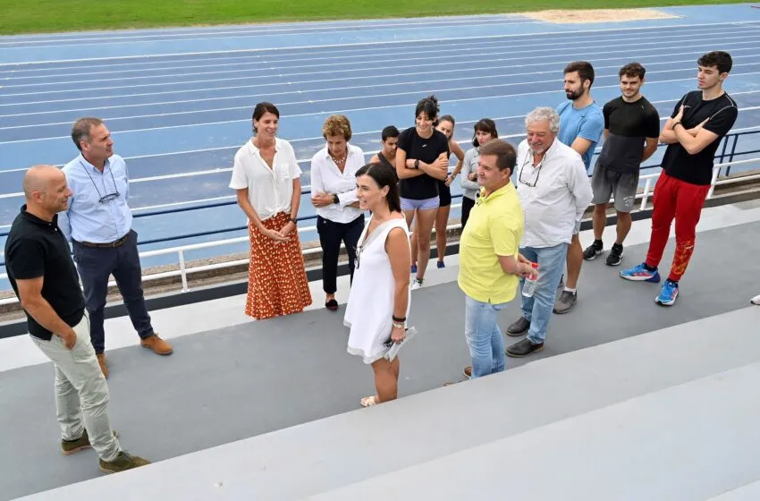La pista de atletismo del Complejo Ruth Beitia renueva gradas y vestuarios