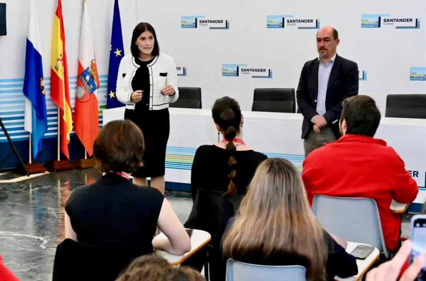 Igual recibe a los 32 jóvenes iberoamericanos que participan en un programa de Función Pública