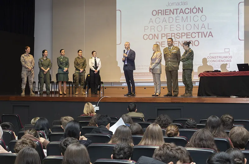 Silva destaca la importancia de acercar a los alumnos «ejemplos reales» de mujeres en ámbitos profesionales que ayudan a romper estereotipos