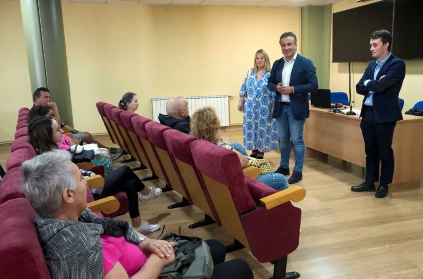 Movellán recibe a los 46 trabajadores procedentes del desempleo y destaca que estarán seis meses en la plantilla municipal