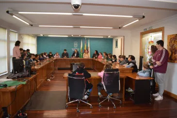 Alumnos del CEIP El Mimbral de Renedo se convierten en concejales por un día y trasladan al alcalde de Piélagos sus propuestas para el municipio