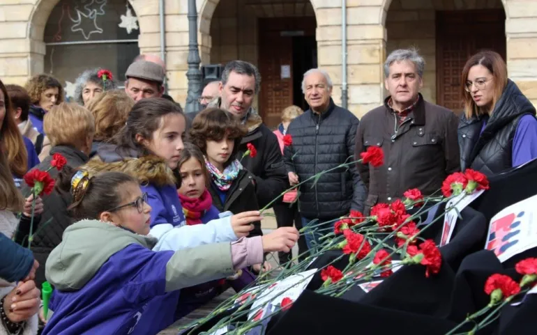  Reinosa recordó a las víctimas de la violencia de género con una marcha y una ofrenda floral