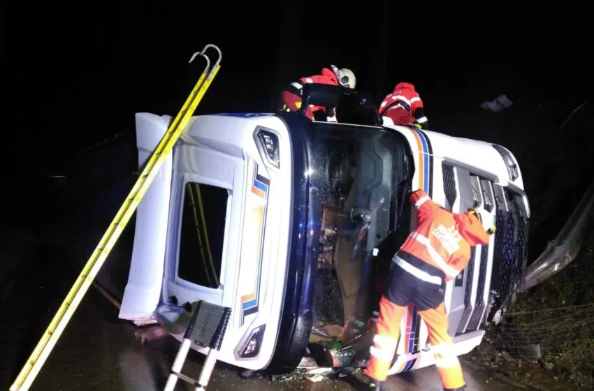 Noticias de Cantabria | El Cántabro | Dos personas sufren heridas leves tras el vuelco de un camión en la A-8