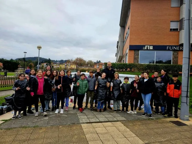 Noticias de Cantabria | El Cántabro | Escolares de 19 centros educativos participan en el programa de embellecimiento de los centros de transformación de la ciudad