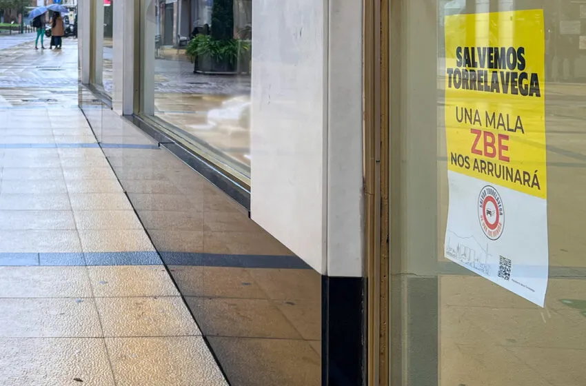 Noticias de Cantabria | El Cántabro | La Plataforma Salvar Torrelavega distribuye 1.500 carteles entre comercios y hostelería, para visibilizar el rechazo a la ZBE