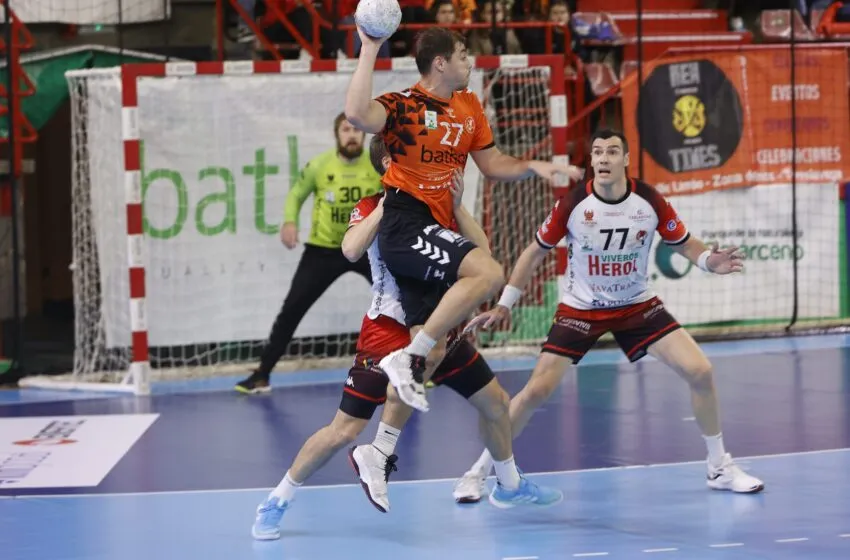  El Bathco BM Torrelavega se lleva 2 puntos a fuego lento