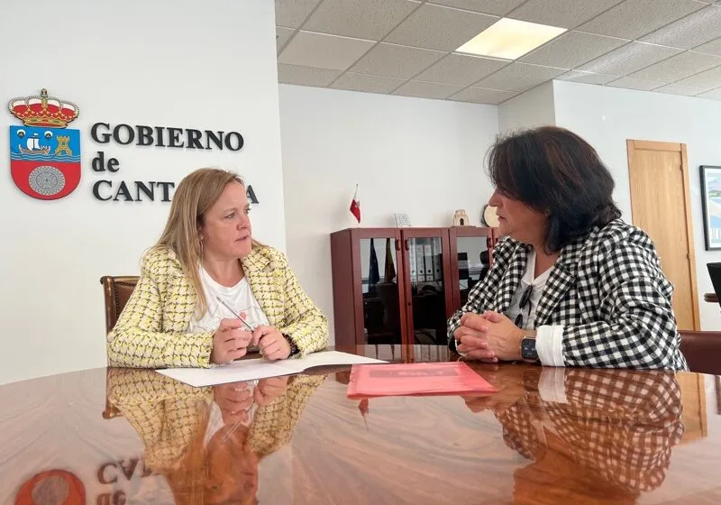 Noticias de Cantabria | El Cántabro | La consejera de Presidencia analiza con la alcaldesa de Cabuérniga el vallado del parque infantil de Viaña