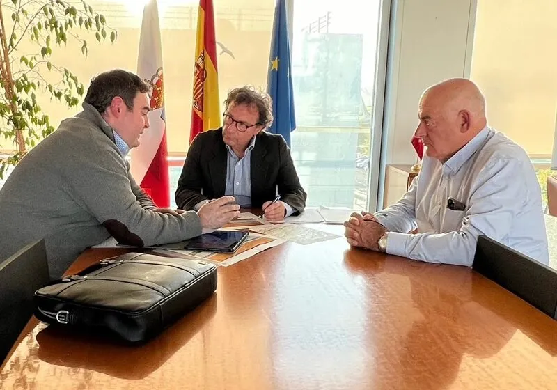  Desarrollo rural se interesa por el proyecto de construcción de un centro ictiológico de trucha común en Miera