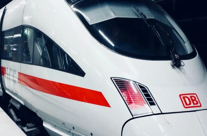  El AVE llega a Asturias, Cantabria espera su promesa