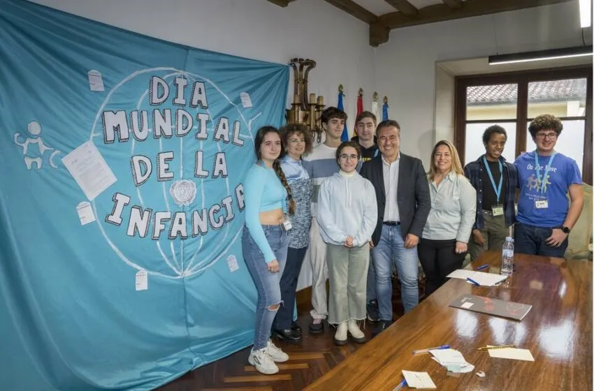 Camargo celebra el Día Internacional de la Infancia con la lectura de un manifiesto y la realización de un mural
