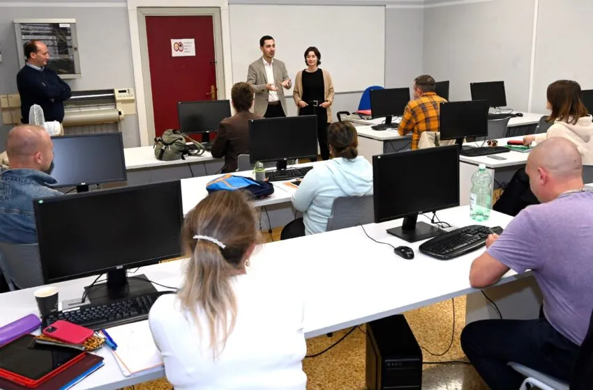  Echevarría entrega los diplomas a los alumnos del último curso de español de 2023