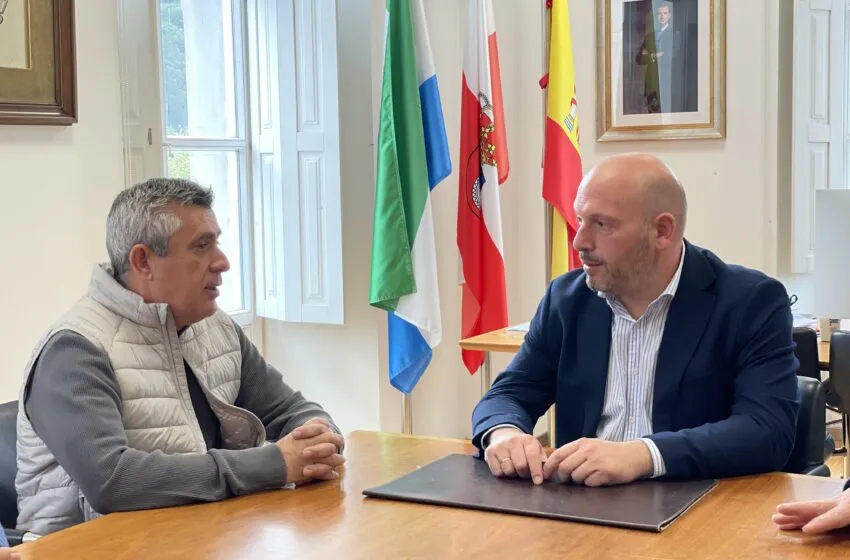  El alcalde de Laredo, Miguel González, da la bienvenida al nuevo patrón mayor de la Cofradía de Pescadores San Martín, Adolfo San Román