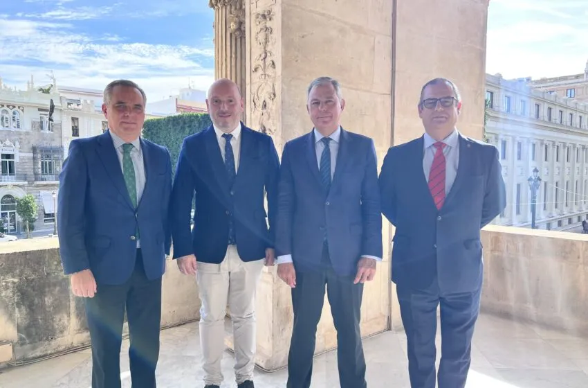  Laredo y Sevilla refuerzan su hermanamiento con varias reuniones en el Ayuntamiento hispalense