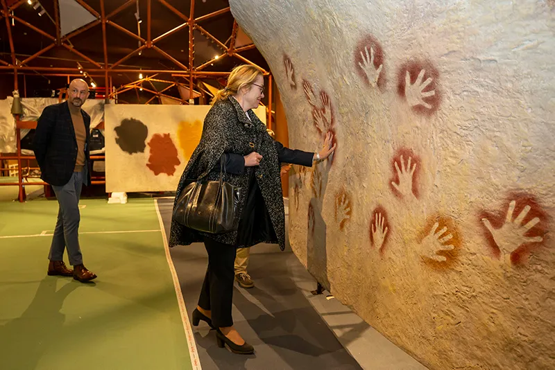  Eva Guillermina Fernández inaugura el programa del 120 aniversario del descubrimiento de la cueva de El Castillo