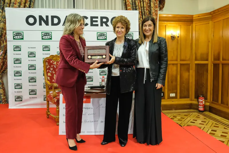  Buruaga entrega a la magistrada Marta Solana el V Premio Mujer Cantabria de Onda Cero