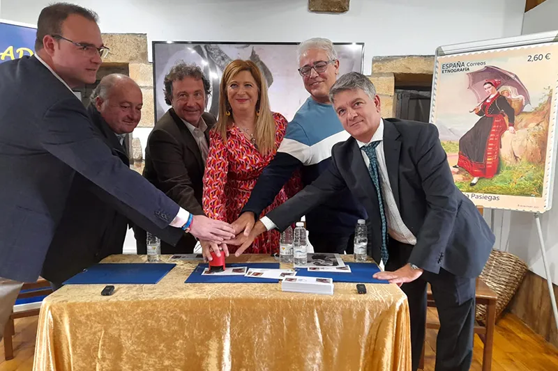  Pablo Palencia participa en la presentación del sello de Correos dedicado a las Amas de Cría pasiegas