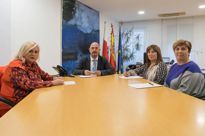 Salud Pública elogia la «profesionalidad» de la enfermería en Cantabria y apoyará sus principales reivindicaciones