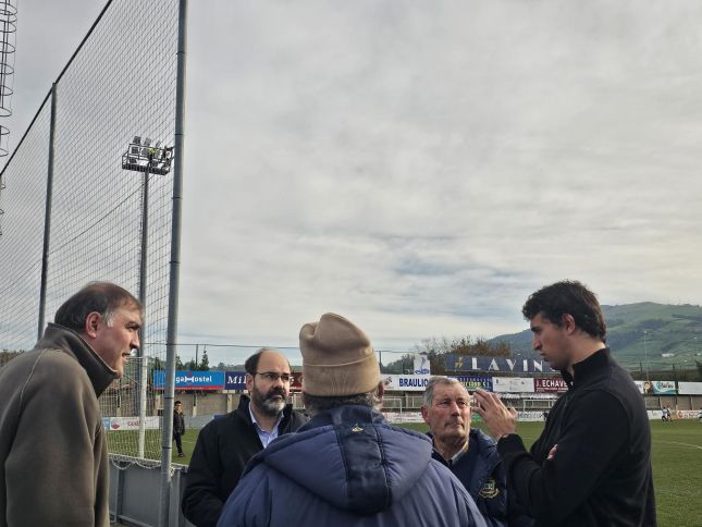  Comienza la instalación de la nueva iluminación del campo de fútbol principal de Santa Ana, en Tanos