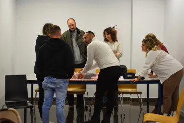  Familias con hijos pequeños aprenden en Piélagos nociones básicas de primeros auxilios para enfrentarse a incidentes cotidianos