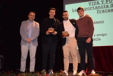 Óscar Fernández presenta en Vioño su libro ‘Vida y fútbol’, un viaje personal por los aspectos menos conocidos del deporte profesional