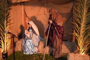  Más de un centenar de figurantes recrea el nacimiento de Jesús y convierte el pueblo de Quijano de Piélagos, por una noche, en la aldea de Belén