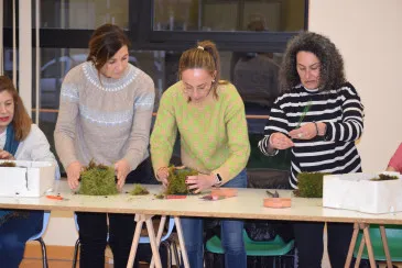 Noticias de Cantabria | El Cántabro | Los talleres de elaboración de entrantes y decoración navideña para adultos del Ayuntamiento de Piélagos colgaron el cartel de no hay plazas disponibles