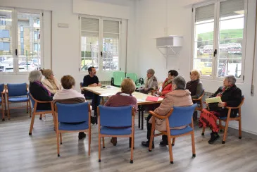 Noticias de Cantabria | El Cántabro | Las participantes en el Taller laboratorio de teatro y artes escénicas de UNATE en Piélagos se enfrentan al reto de habitar poemas escritos por otras mujeres