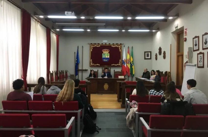 El ayuntamiento de Colindres celebra el Dia de la Constitución Española con un taller de debate con los alumnos de los centros educativos del municipio.