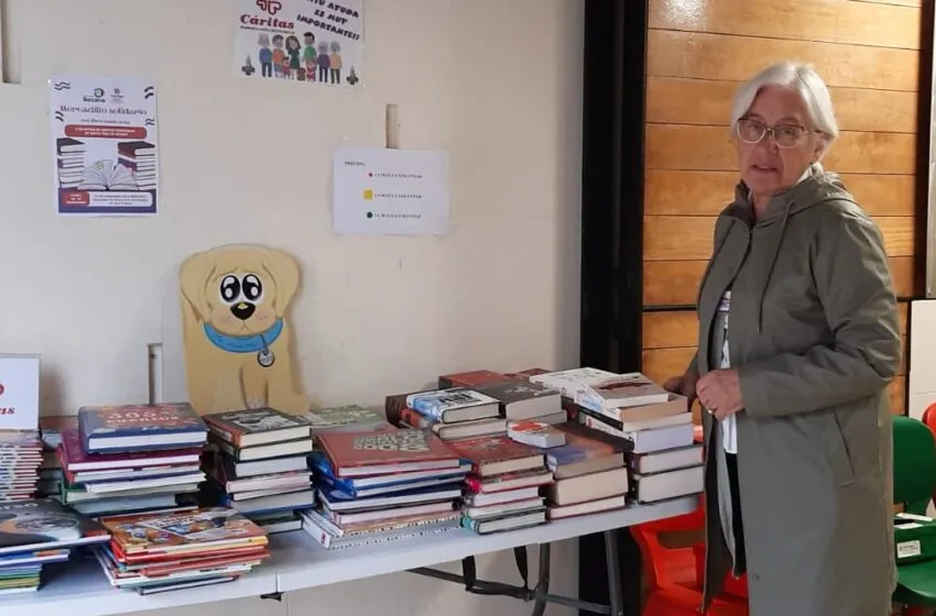  El mercadillo solidario de libros a favor de Cáritas vuelve a los soportales de la Biblioteca de Bezana