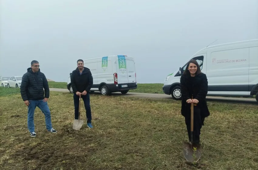  Santa Cruz de Bezana crea un encinar con más de 300 ejemplares en una parcela municipal en Soto de la Marina