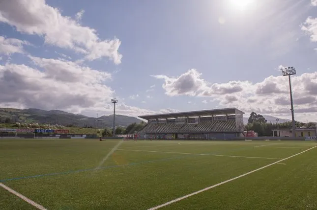  Adjudicada la renovación de la iluminación del campo de fútbol de Santa Ana, en Tanos