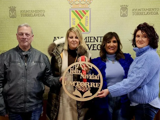  La asociación EmTorre regala bolas de Navidad entre  sus clientes