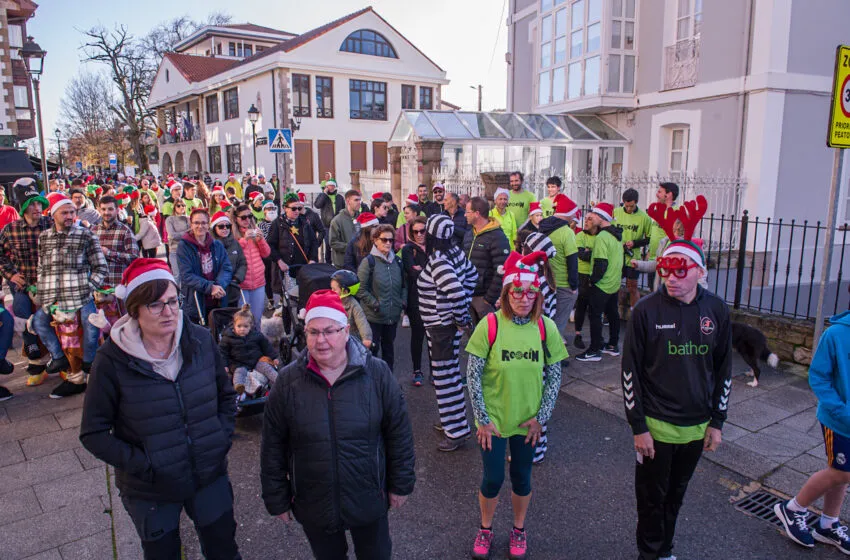  Diversión, familias y disfraces en la I Marcha Raposiega San Silvestre 2023 de Reocín