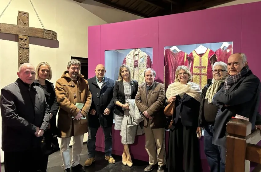 Santillana del Mar inaugura una exposición de ternos de seda china del siglo XV.