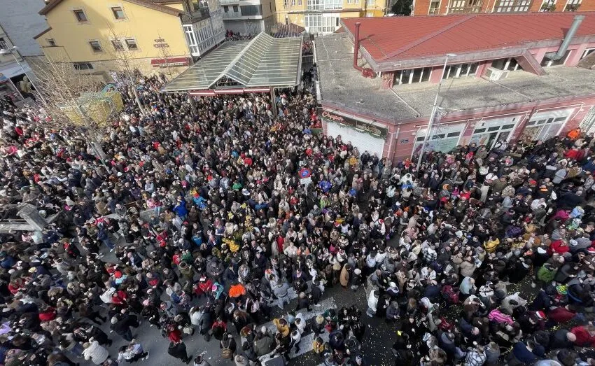  MILES DE PERSONAS SE REÚNEN PARA TOMAR LAS UVAS EN ASTILLERO