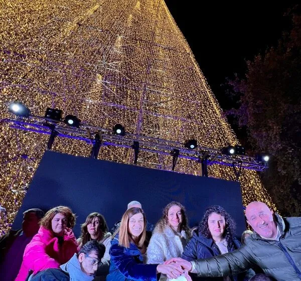  Buruaga asiste junto a miles de personas al encendido del árbol de Navidad de Cartes