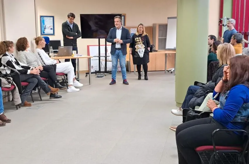 Movellán anima a los participantes de la nueva edición de la Lanzadera de Empleo a emprender en Camargo